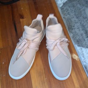 Steve Madden Lancer sneaker- new condition